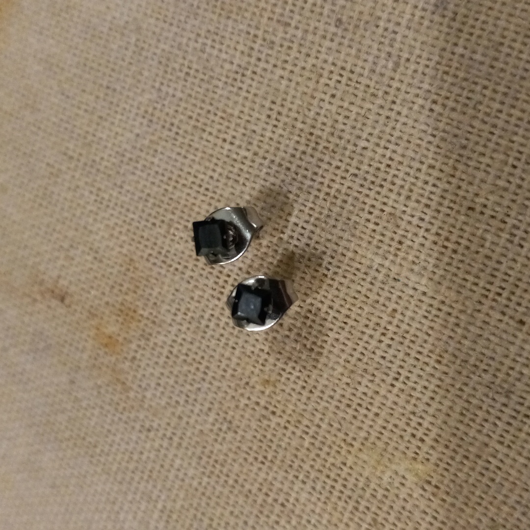 8 New Earrings 8$
